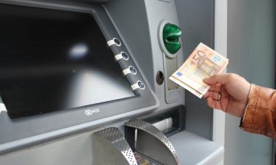 Românii își retrag masiv banii din bancomate. Ce spun băncile