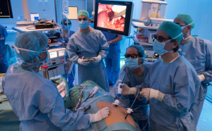 Caz deosebit de complex, la Parhon  - Pacient cu un rinichi de 6 kilograme, transplantat  cu spijinul mamei