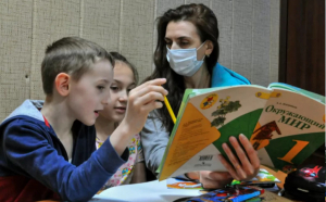 Aproape 100 dintre copiii ucraineni refugiați la Iași merg la școală!