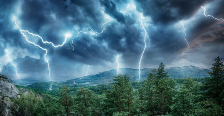 Furtunile vor lovi România