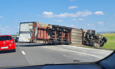 Un camion s-a răsturnat în Lețcani
