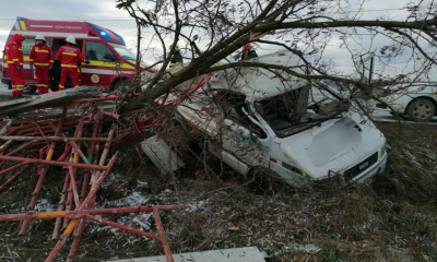 Accident grav la Neamț - un șofer s-a strivit de un copac