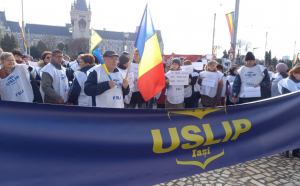 Scandal în educație. 200 de sindicaliștii au făcut protest în fața Prefecturii