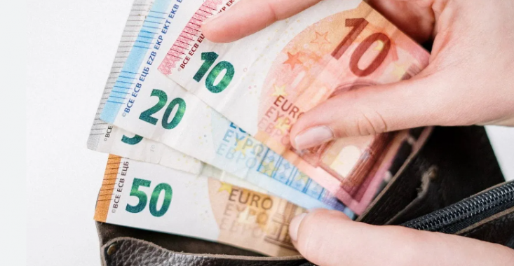 Salariul minim european trebuie implementat şi în România până în 2024