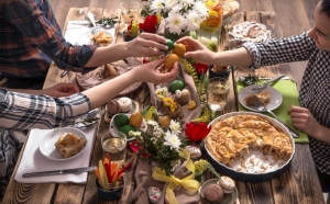   Trei sferturi dintre români vor avea pe masa de Paște mai puține bunătăți