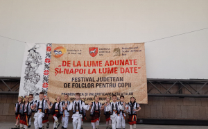 Tradițiile și obiceiurile românești, aduse în festival de către 180 de copii