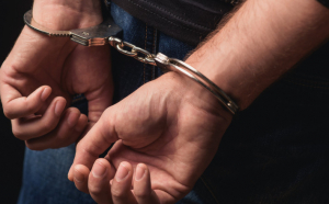 Un polițist și un militar de la ISU Iași au fost reținuți de DIICOT pentru relații sexuale cu minore