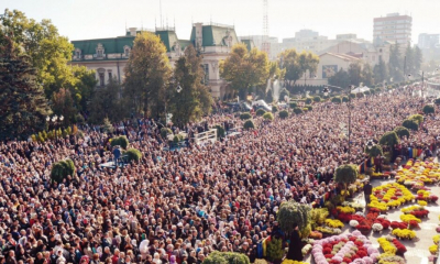 Record de participare la pelerinajul religios de la Catedrala Mitropolitană din Iaşi: 65.000 de oameni stau la rând