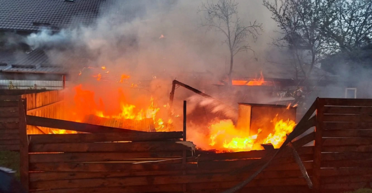 Incendii cu urmări grave în Neamț. Un bărbat ars de viu, apartamente distruse şi persoane evacuate