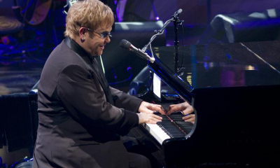Elton John vinde un pian la licitație. Piesa costă 50.000 de dolari