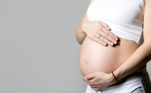 Gravidă, forțată de angajator să-și dea demisia la scurt timp după ce a anunțat sarcina