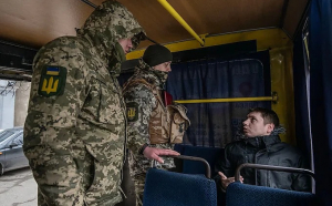 Militarii ucraineni dau bir cu fugiții. Cea mai ingenioasă metodă de a scăpa de război: Căsătorii cu femei cu dizabilități