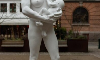 „Bărbatul care alăptează” – o statuie controversată