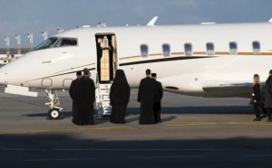  Lumina Sfântă a ajuns în România! Avionul care a decolat din Israel a aterizat la București, o tradiție inaugurată de Patriarhul Daniel în 2009