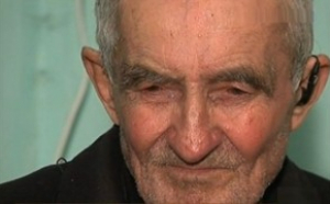 Bătrân drogat și jefuit de două escroace românce care s-au dat drept îngrijitoare: Au fugit cu 30.000 de euro