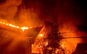 Casă distrusă de foc la Bacău