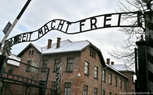 Sute de supraviețuitori ai lagărului de la Auschwitz s-au întors în locul unde au trăit infernul. Mărturii cutremurătoare