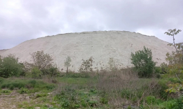 Cât de periculos este muntele de fosfogips radioactiv de la Bacău. Amenzile plătite de statul român