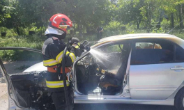 Sinucidere înfiorătoare la Suceava. Un bărbat s-a stropit cu benzină și și-a dat foc în propria mașină