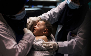 Minunea din Palestina. Un bebeluș a supraviețuit printre dărâmături, la pieptul mamei moarte