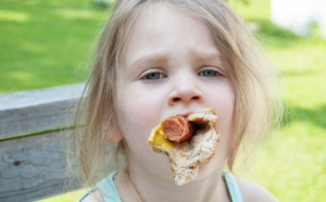 Delir. Peste 40% dintre copiii americani cred că hot-dog-ul este o legumă și spun despre cartofii prăjiți că provin de la animale. „Atenuarea schimbărilor climatice pleacă de la cei mici”