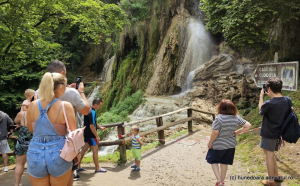 O cascadă spectaculoasă din România s-a prăbușit. Turiștii făceau baie în ea fără să simtă pericolul