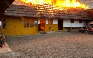 Incendii violente în Suceava: mai multe case și anexe au ars din temelii în Frasin și Stupilcani