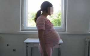 O copila de 14 ani din Botoșani a fost lăsată însărcinată. Tatăl copilului, de 27 de ani, i-a făcut o promisiune