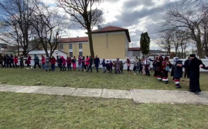   Zeci de copii au dansat Hora Unirii la Conacul Elenei Cuza