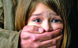 Pedofilii care au răpit și abuzat o fetiță până la leșin în Brăila, eliberați chiar la cererea procurorilor. Detalii revoltătoare