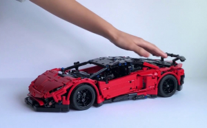 Lego va lansa un supercar din gama Lamborghini în cadrul seriei Technic Ultimate: prima imagine teaser cu modelul care debutează în iunie
