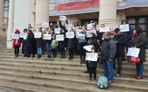 Protest la Operă, cu copii şi părinţi