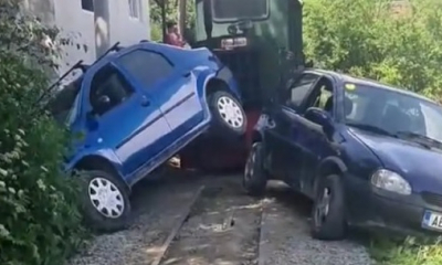 Scandal cu doi romi care și-au parcat mașinile pe calea ferată a Mocăniței