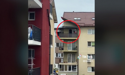 O fetiță a fost filmată în timp ce se dă pe un leagăn improvizat pe balconul unui apartament, la etajul 3. 