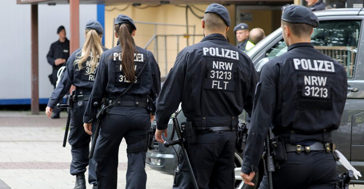 Zece patrule de poliție au fost chemate să liniștească o gașcă de bețivi din Germania