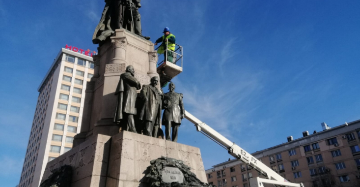 FOTO - Statuia domnitorului Alexandru Ioan Cuza din Piaţa Unirii, spălată cu apă caldă