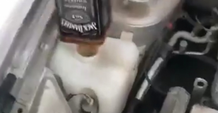 VIDEO - Un polițist rus a fost concediat după ce a pus whisky în loc de lichid de parbriz în autospeciala Lada 