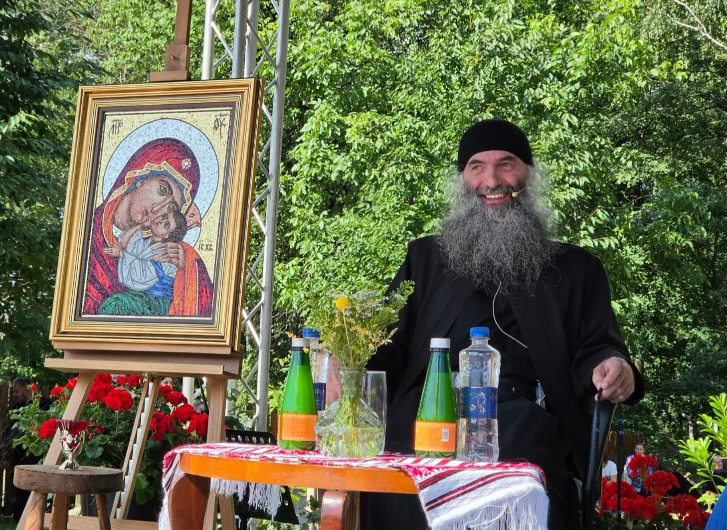 Mii de oameni l-au ascultat pe Părintele Pimen Vlad, la AGAPE. Mesajul care a emoționat întreaga asistență