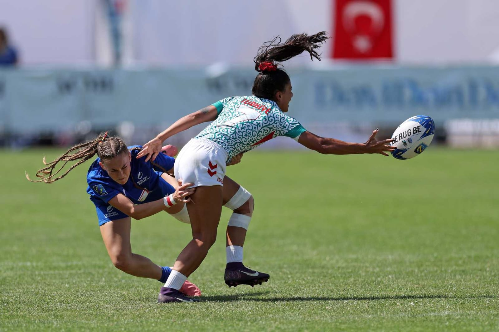 FOTO-- Între ferma de vaci și terenul de rugby, o studentă din Iași rescrie definiția succesului