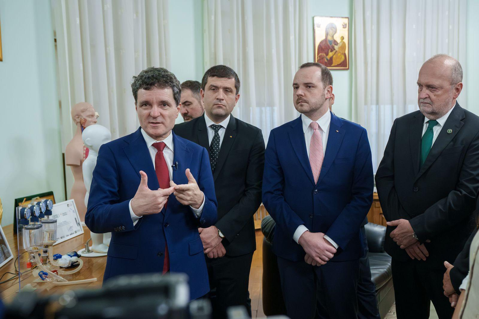 Președintele României, impresionat la Iași de echipa care a creat cea mai mică inimă artificială din Europa de Est: „Avem mare nevoie de cercetători ca ei”