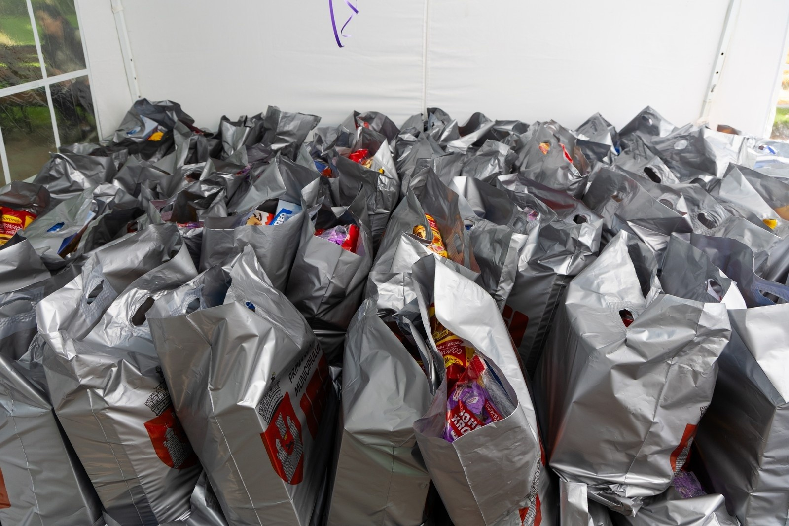 FOTO - Aproape 700 de copii din Iași au primit cadouri de Ziua Copilului!