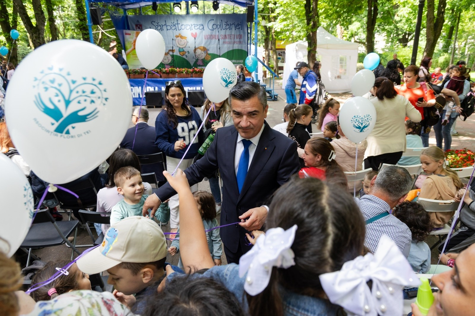 FOTO - Aproape 700 de copii din Iași au primit cadouri de Ziua Copilului!