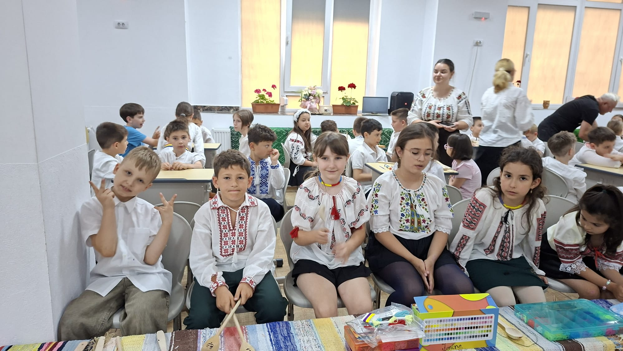 GALERIE FOTO -- Copiii au schimbat serbarea de final cu o șezătoare, la Școala Elite