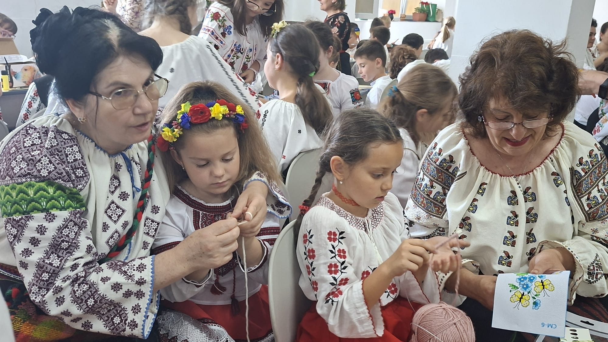 GALERIE FOTO -- Copiii au schimbat serbarea de final cu o șezătoare, la Școala Elite