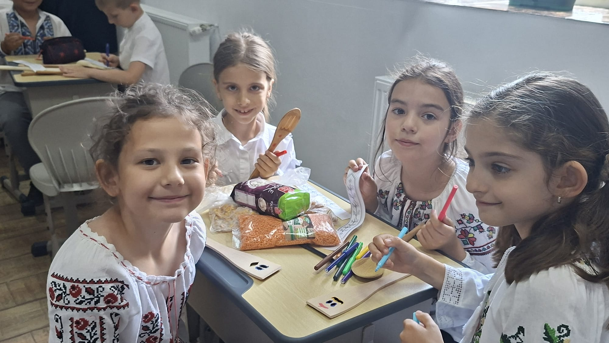 GALERIE FOTO -- Copiii au schimbat serbarea de final cu o șezătoare, la Școala Elite