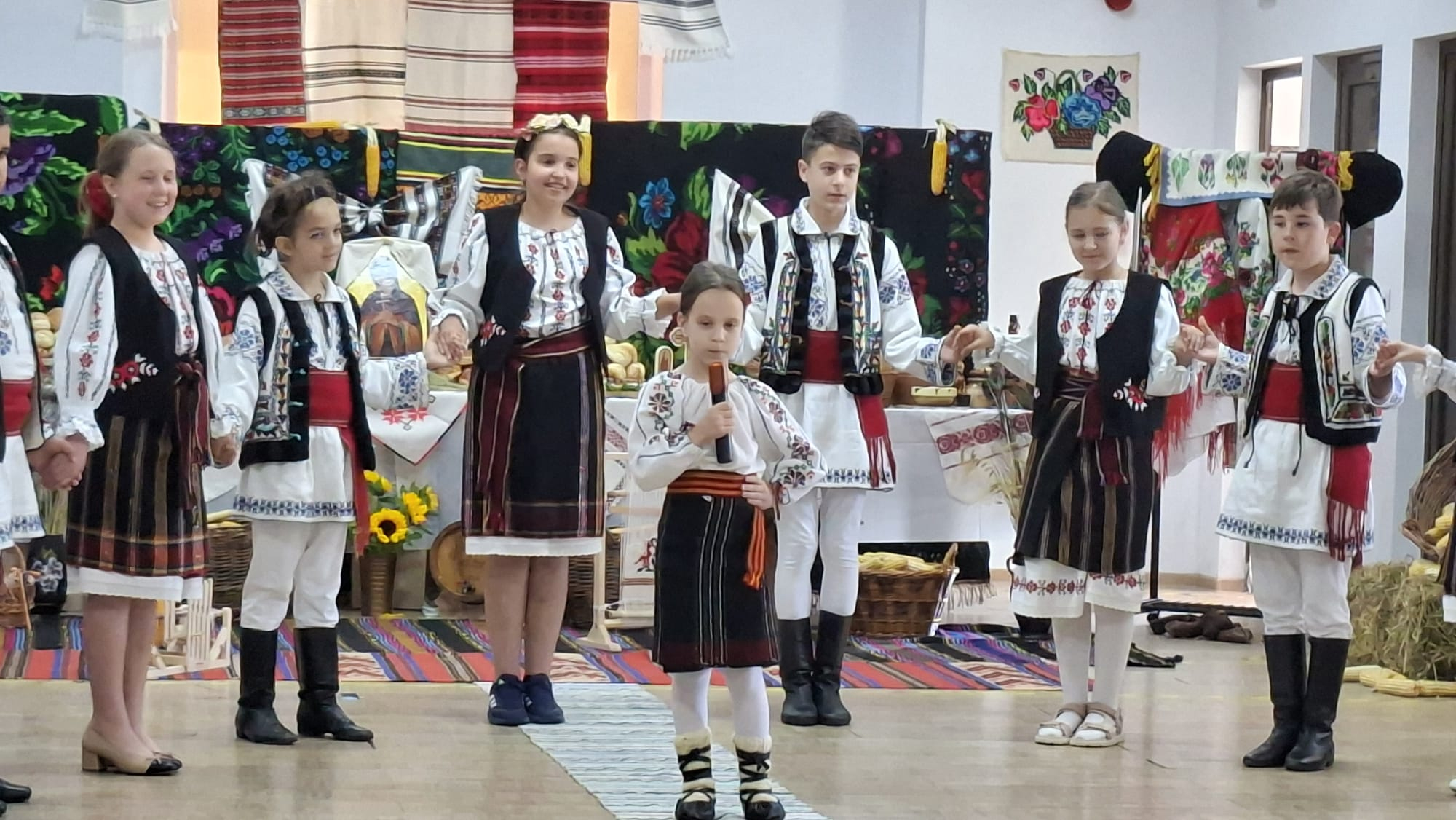 GALERIE FOTO -- Copiii au schimbat serbarea de final cu o șezătoare, la Școala Elite