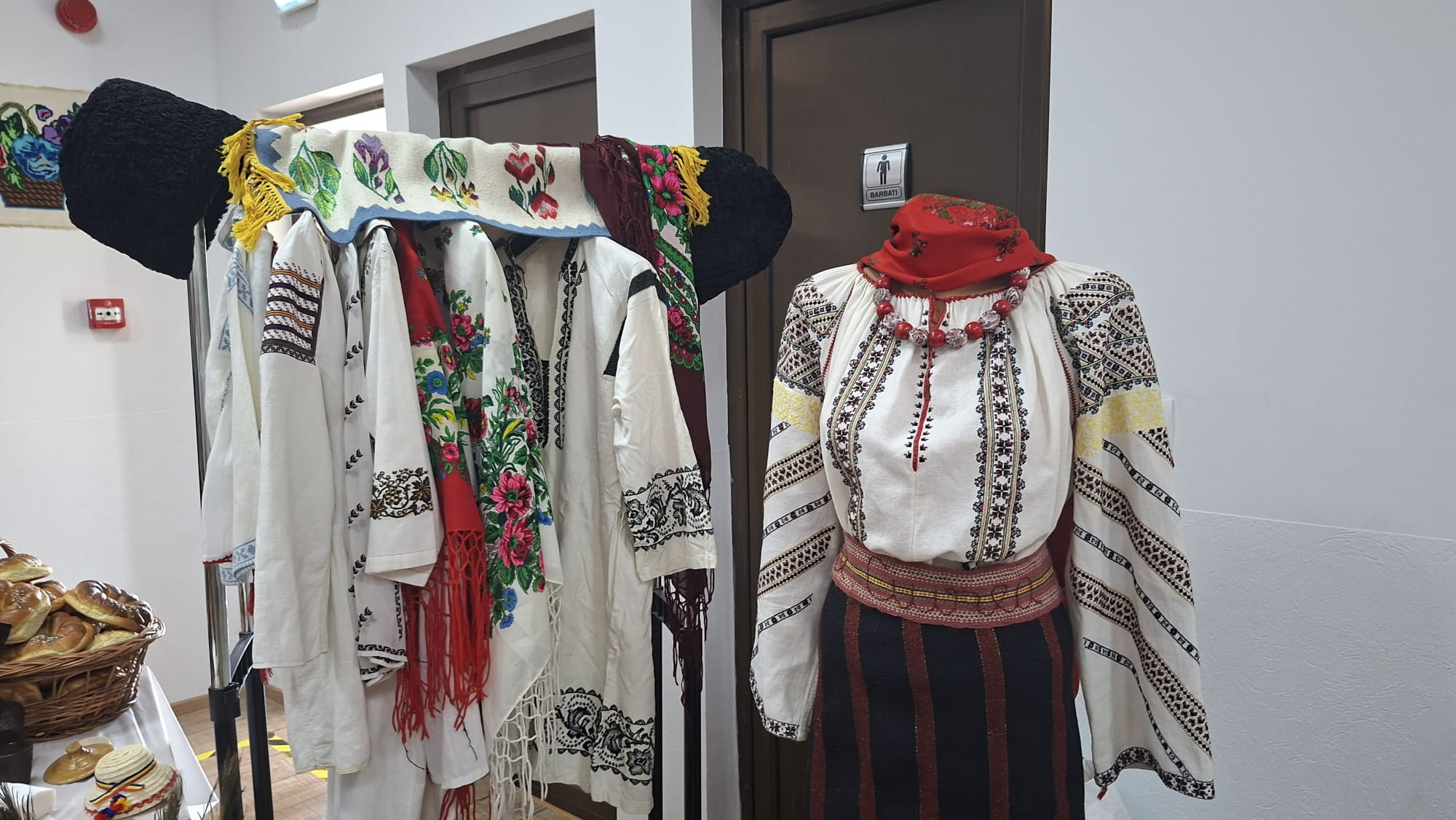 GALERIE FOTO -- Copiii au schimbat serbarea de final cu o șezătoare, la Școala Elite