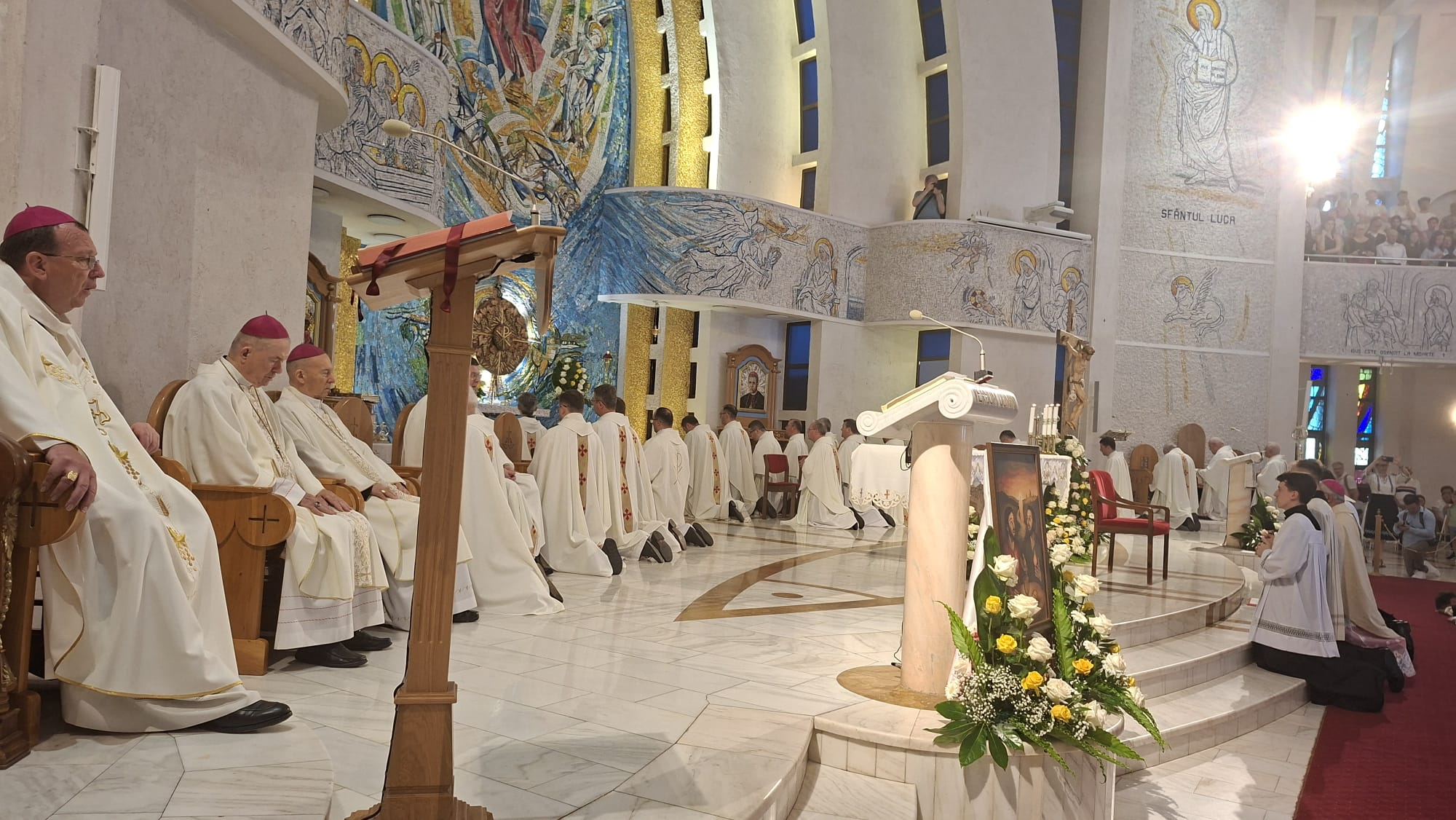 GALERIE FOTO -- Sânzienele au adus momente speciale la Catedrala Romano-Catolică din Iași. 10 diaconi au devenit preoți