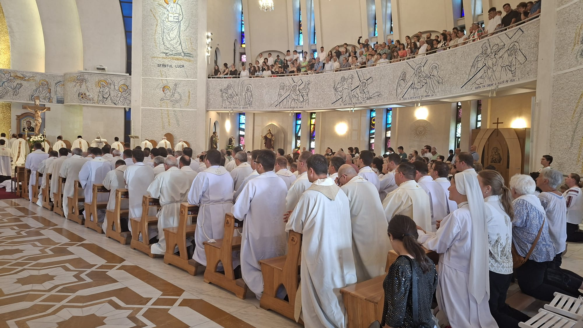 GALERIE FOTO -- Sânzienele au adus momente speciale la Catedrala Romano-Catolică din Iași. 10 diaconi au devenit preoți