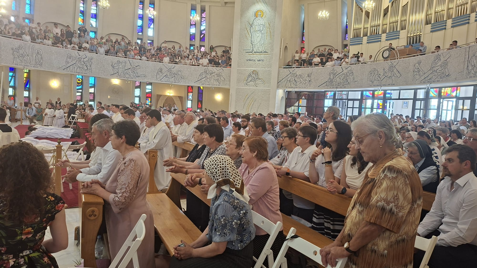 GALERIE FOTO -- Sânzienele au adus momente speciale la Catedrala Romano-Catolică din Iași. 10 diaconi au devenit preoți